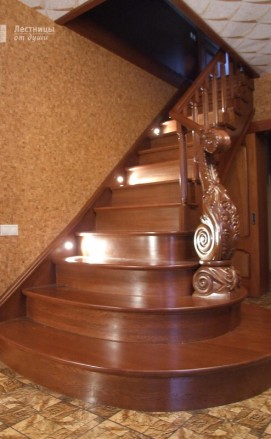 Деревянная лестница на второй этаж с подсветкой