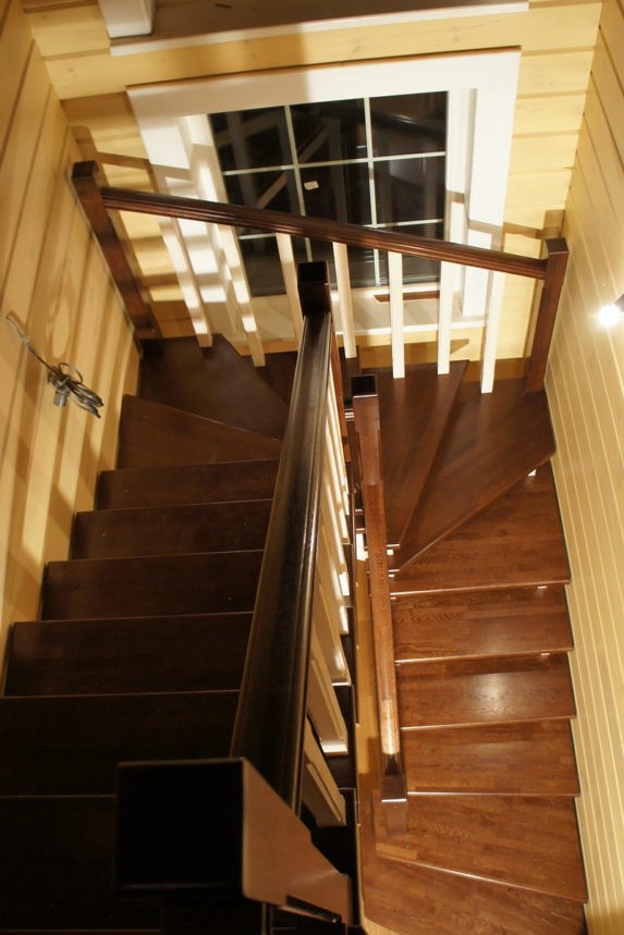 Деревянные лестницы на второй этаж с поворотом на 180