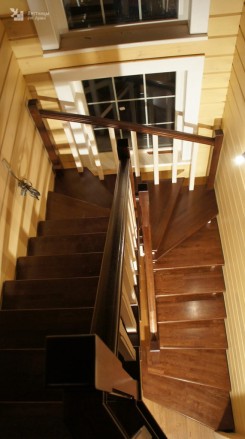 Деревянные лестницы на второй этаж с поворотом на 180