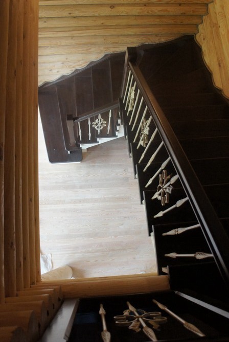 Лестница из лиственницы с ограждением из ковки