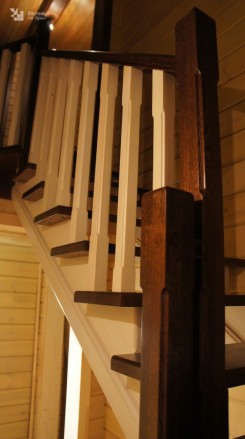 Лестница на второй этаж из дуба с белыми балясинами