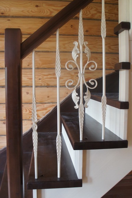 Лестница с ограждением из кованных балясин