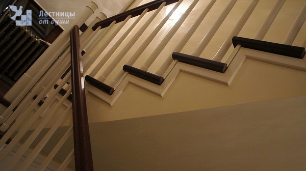 Плинтус на лестнице по бетонному фальш-косоуру