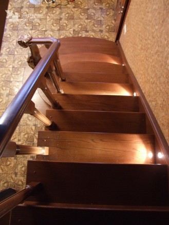 Подсветка ступеней деревянной лестницы