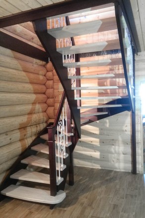 Двухцветная лестница с коваными балясинами