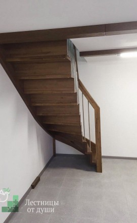 Поворотная лестница из ясеня