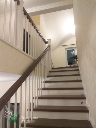 Бетонная лестница с деревянными ступенями на заказ