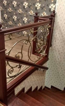Классическая лестница из ясеня с художественной ковкой