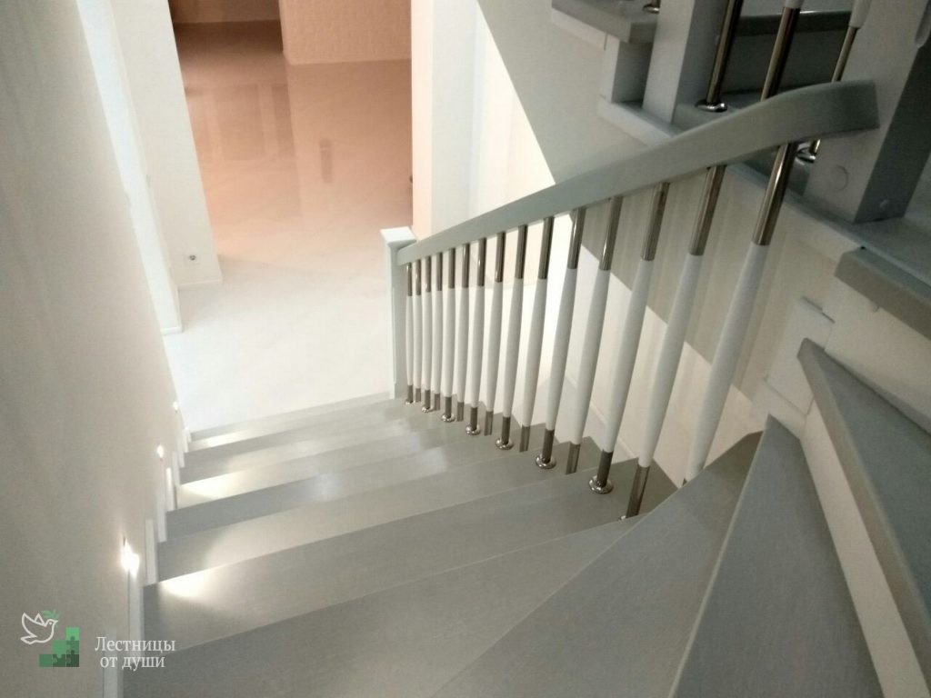 Двухцветная лестница на торой этаж