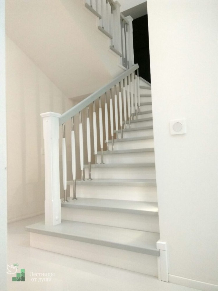 Белая деревянная лестница на второй этаж
