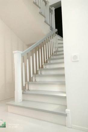 Белая деревянная лестница на второй этаж