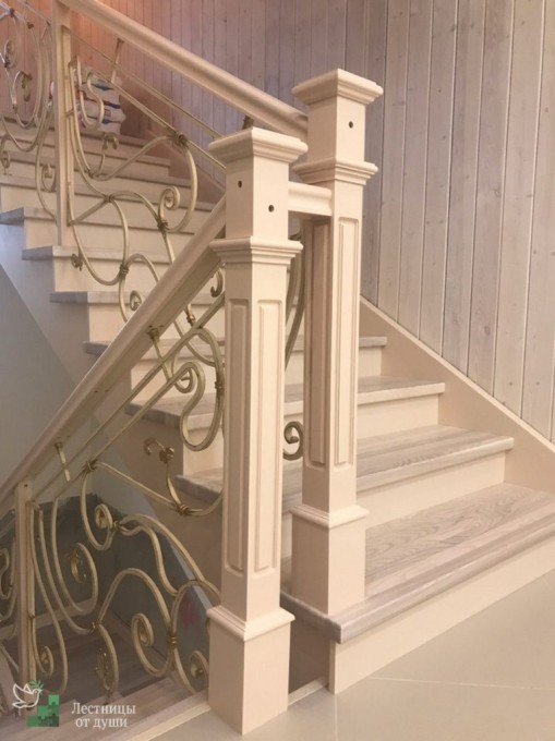 Классическая белая лестница с ковкой