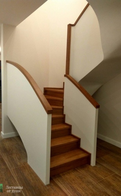 Современная лестница из дуба в стиле минимализм