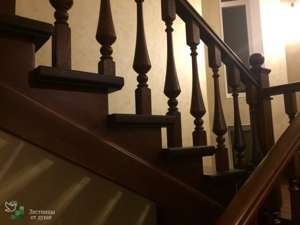 Ограждения классической лестницы из дуба