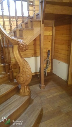 Деревянная лестница с резным столбом