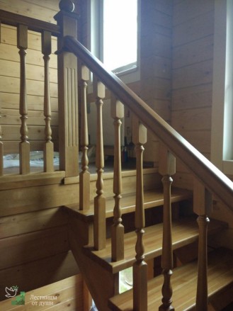 Ограждение деревянной лестницы для дачи
