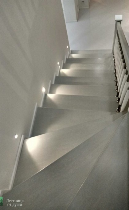 Современная лестница с подсветкой ступеней