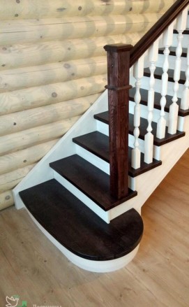 Деревянная лестница с пригласительной ступенью