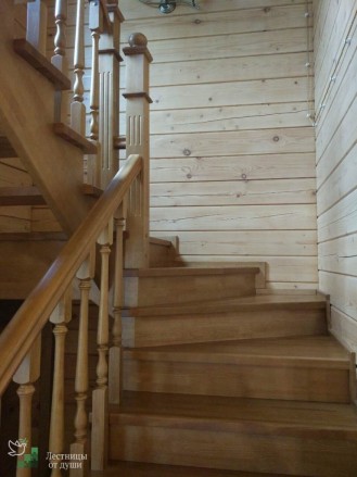 Ограждение деревянной лестницы из сосны