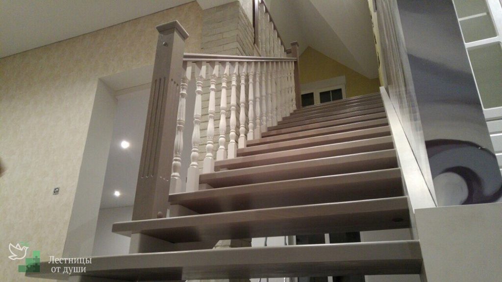 Классическая лестница на заказ в дом