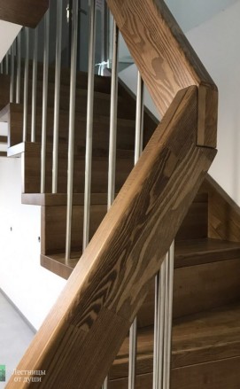 Деревянная лестница с поручнём