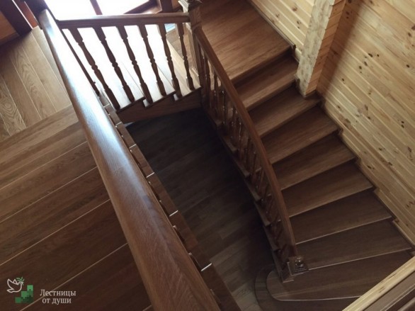 Классическая деревянная лестница на второй этаж