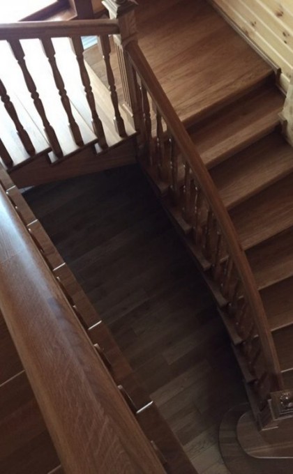 Классическая деревянная лестница на второй этаж