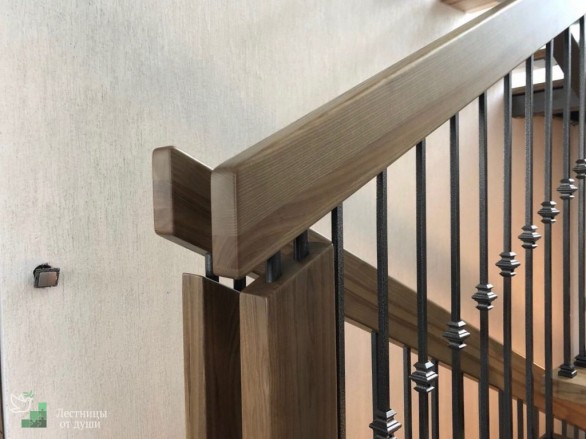 Современная деревянная лестница с металлическими ограждениями