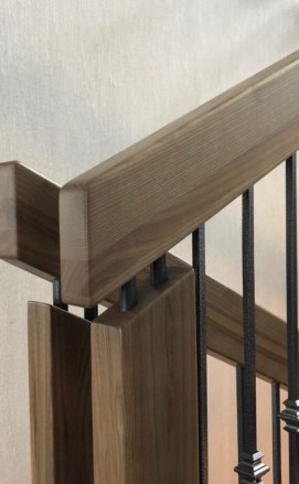 Современная деревянная лестница с металлическими ограждениями