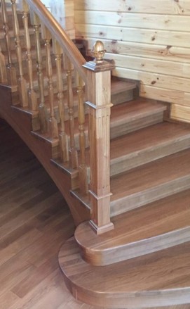 Деревянная лестница с пригласительной ступенью