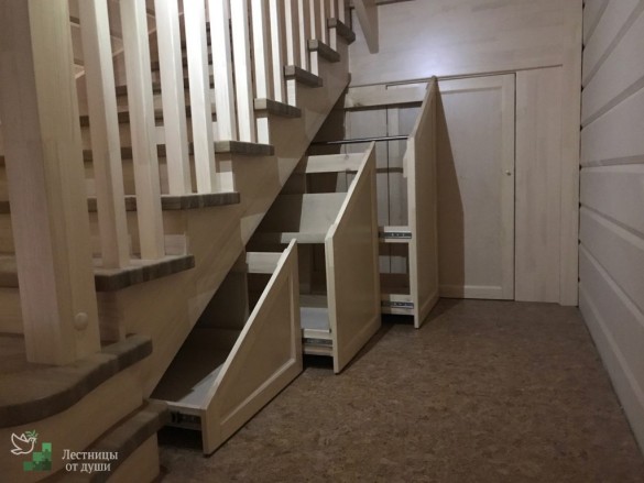 Подлестничное пространство у лестницы