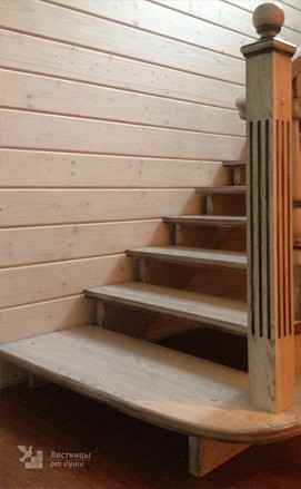 Лестница в стиле прованс из ясеня с патиной