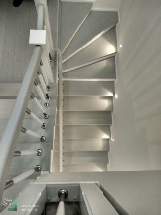 Современная белая лестница с забежными ступенями