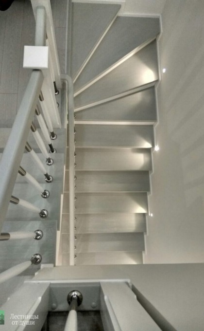 Современная белая лестница с забежными ступенями