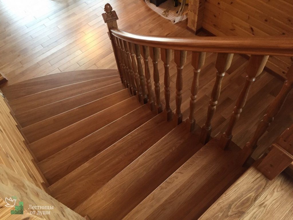 Дубовая деревянная лестница с плавноизогнутым ограждением в классическом стиле