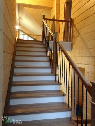 Поворотная лестница в деревянном доме