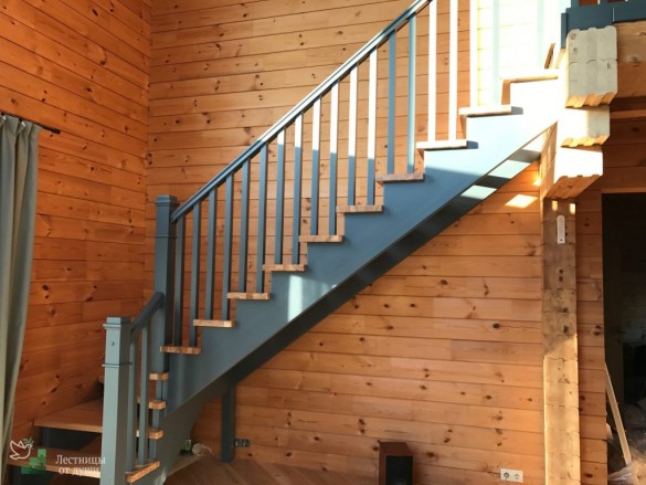 Поворотная лестница в деревянном доме