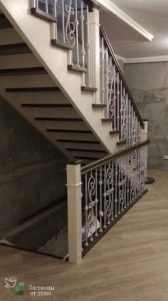 Классическая лестница с коваными балясинами