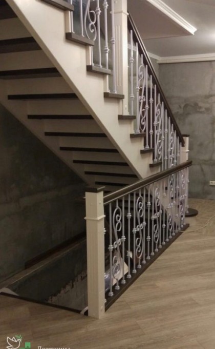 Классическая лестница с коваными балясинами