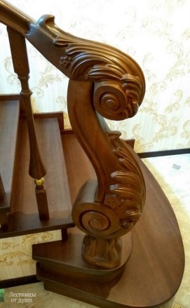 Пригласительная ступень деревянной лестницы