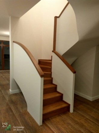 Современная лестница на бетонном каркасе