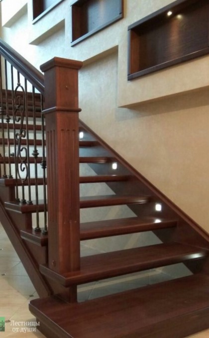 Современная лестница с подсветкой ступеней