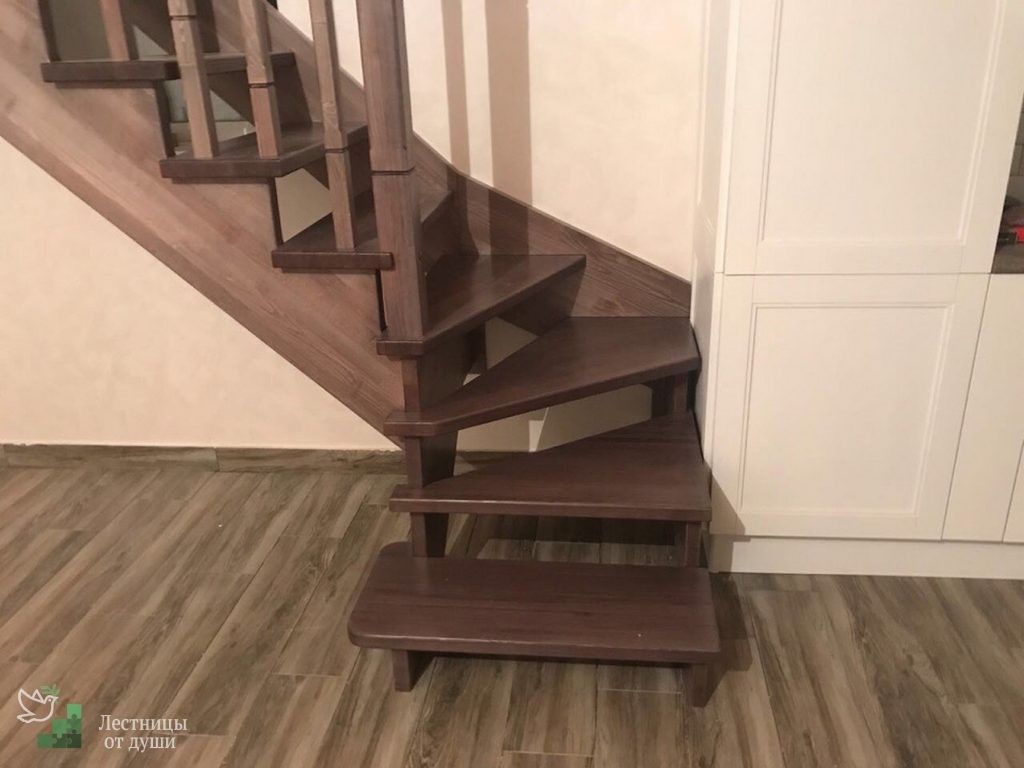 Поворотная лестница без подступенков с забежной ступенью