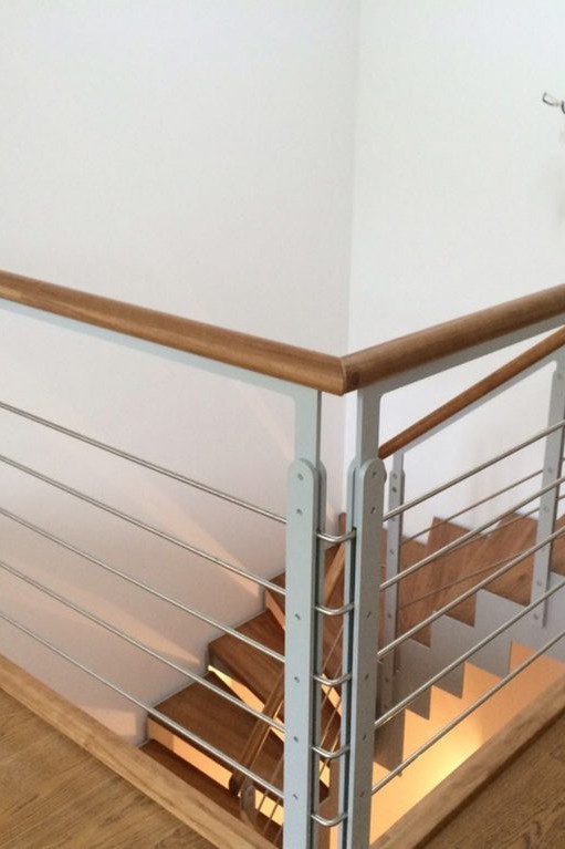 Полувинтовая лестница на второй этаж из металла
