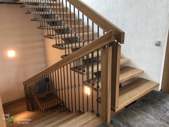 Лестница каркасная металлическая с деревянными ступенями