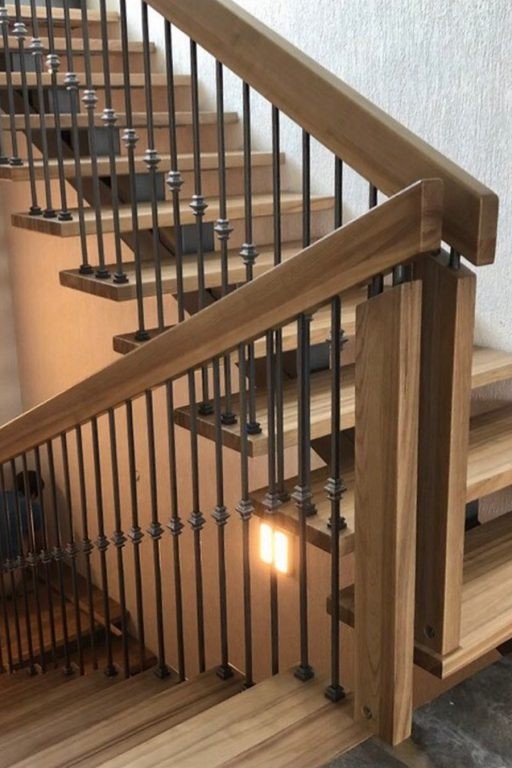 Лестница каркасная металлическая с деревянными ступенями