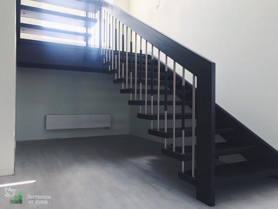 Тёмная двухмаршевая деревянная лестница