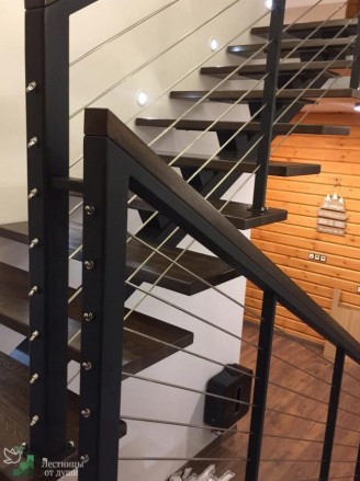 Лестница на второй этаж металлический каркас деревянные ступени и перила