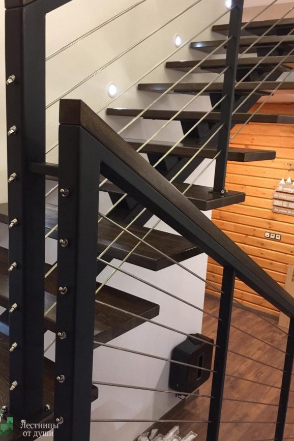 Лестница на второй этаж металлический каркас деревянные ступени и перила