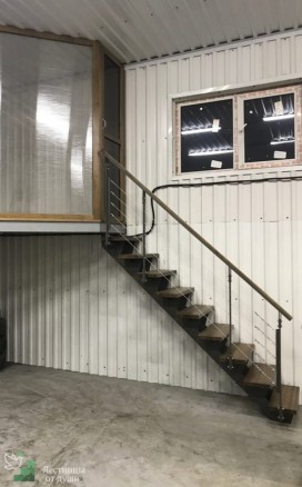 Прямая лестница из дуба на монокосоуре